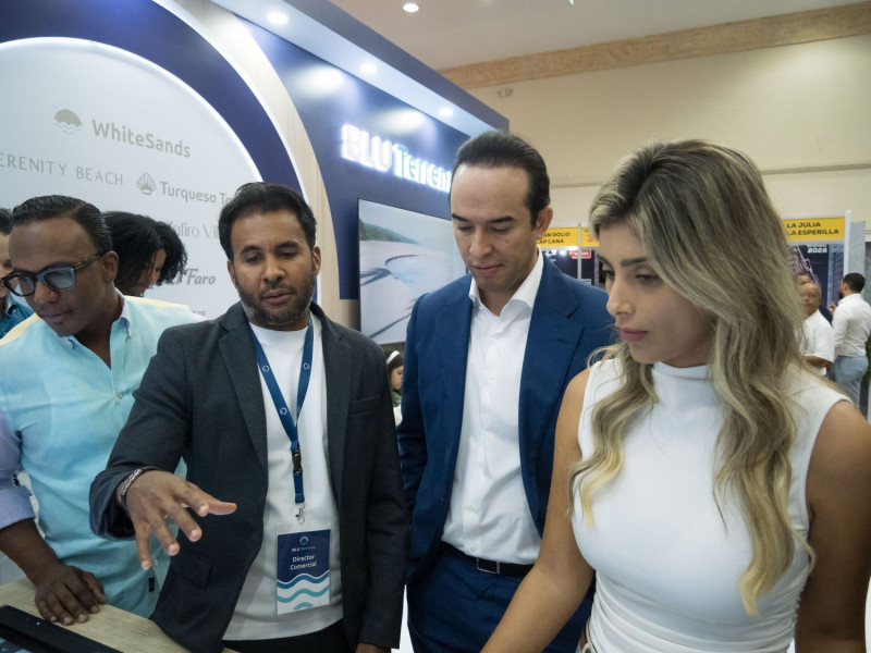 Mujer y hombre en evento formal