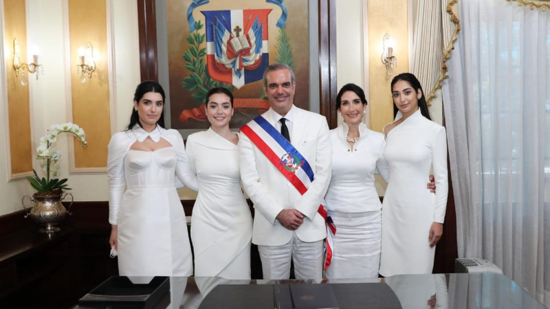 Grupo de cinco personas en blanco