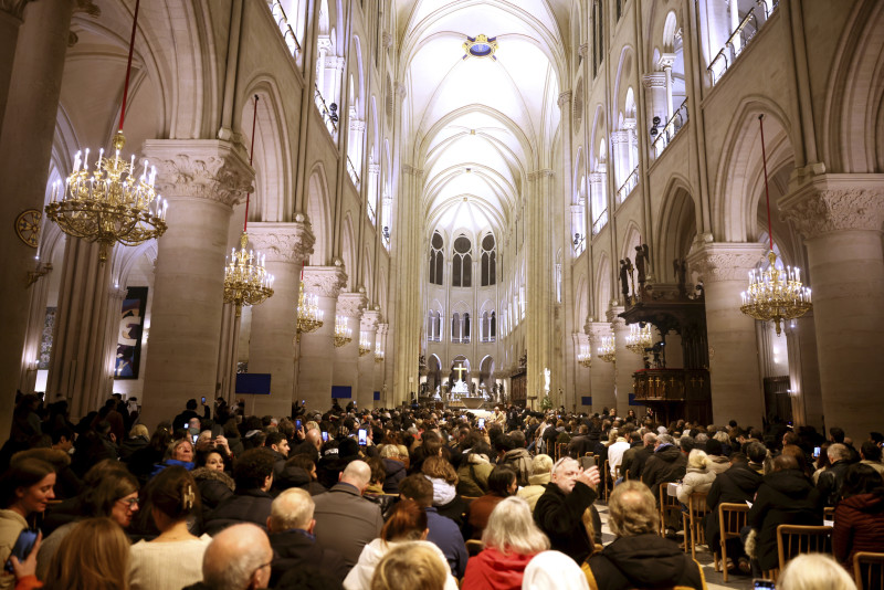 Multitud en catedral durante misa navideña