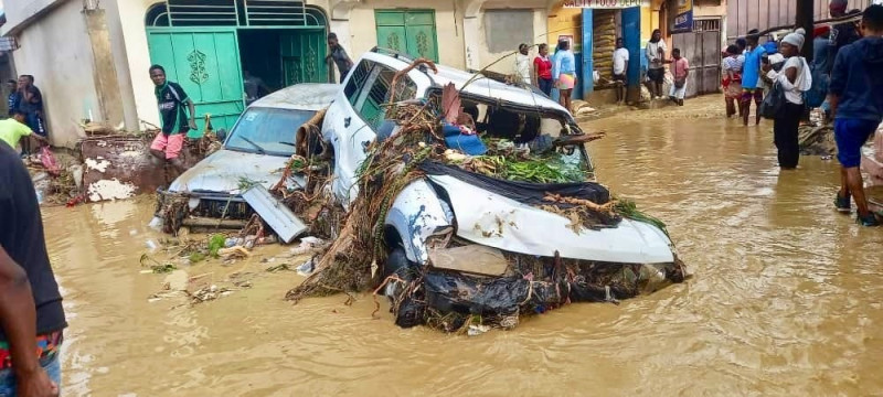 Automóvil blanco atrapado en inundación