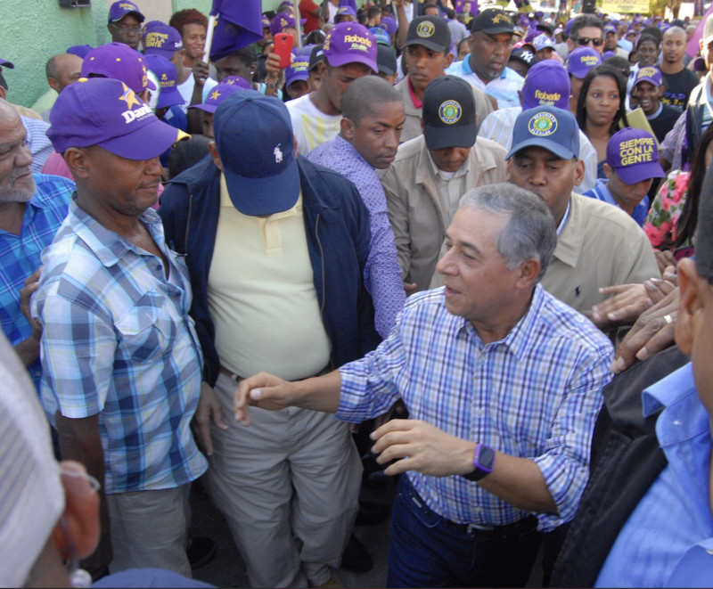 Hombre extiende brazo con camisa cuadros