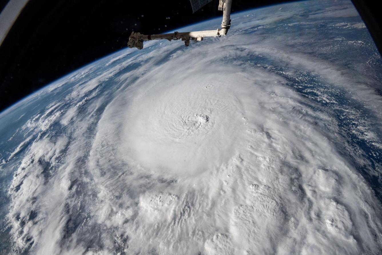 Nubes tormentosas sobre el planeta Tierra