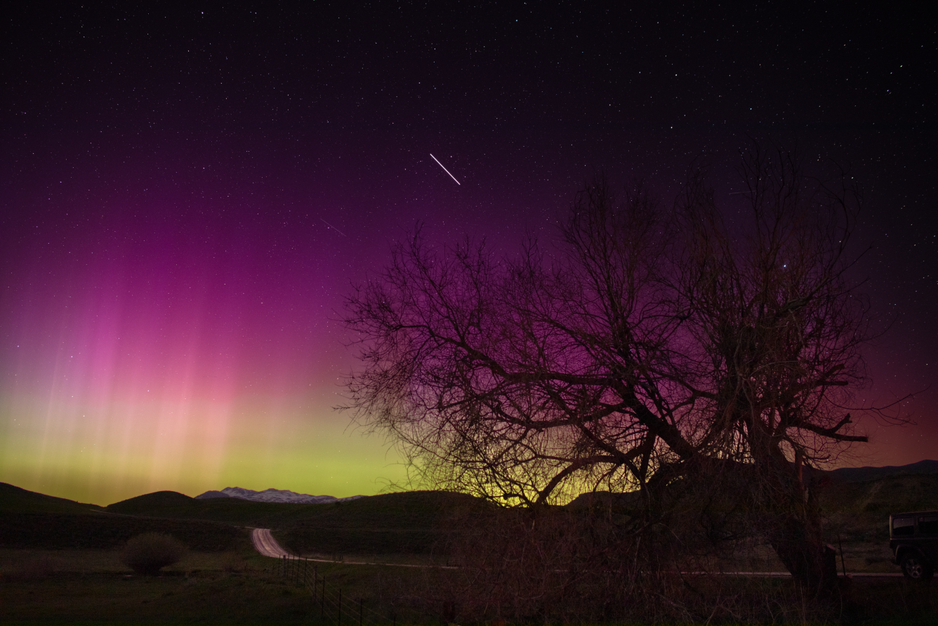 Aurora boreal en cielo nocturno