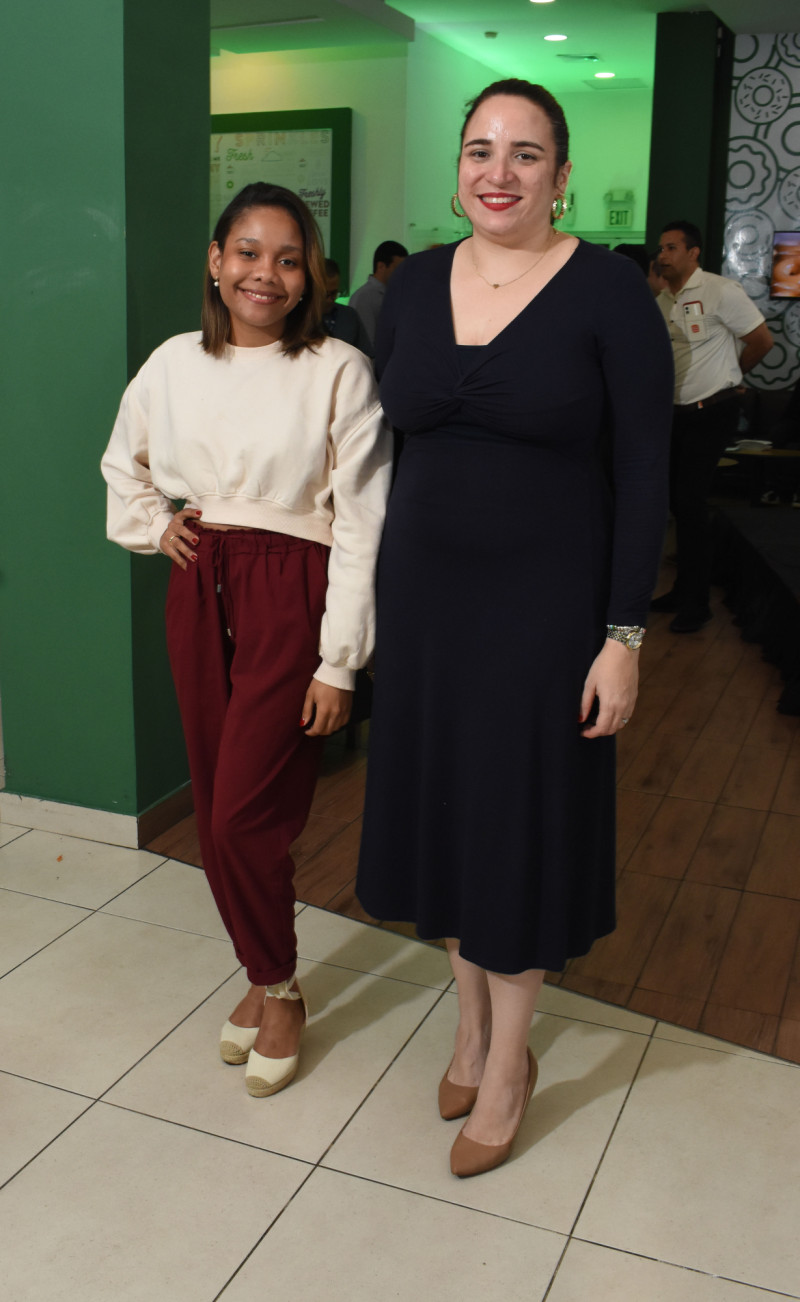 Dos mujeres sonriendo en foto