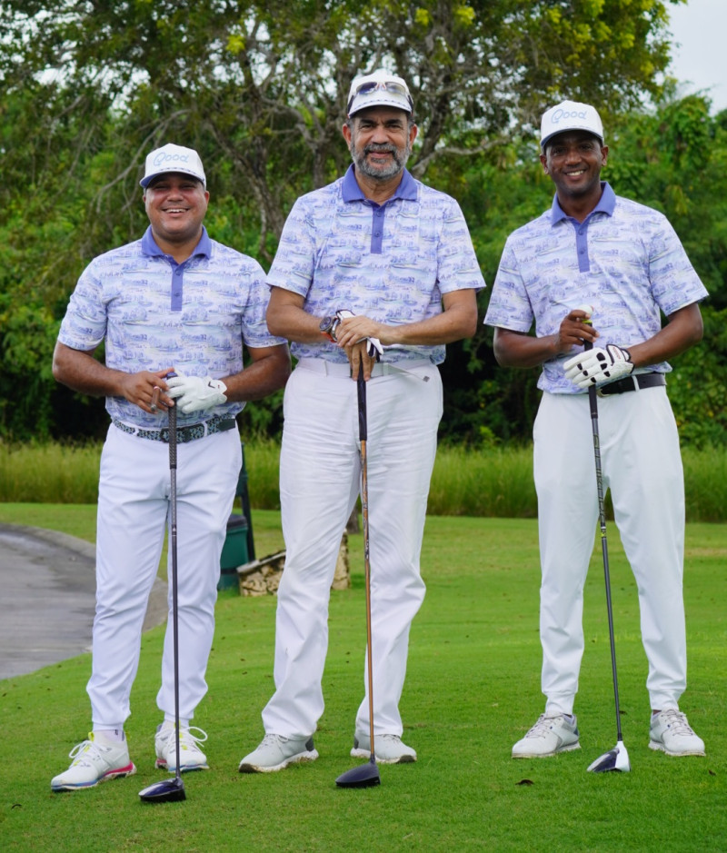 Tres hombres jugando golf en campo