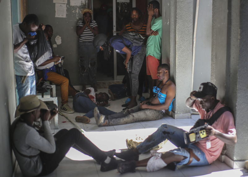 Periodistas heridos tras recibir disparos de bandas armadas en el Hospital General de Puerto Príncipe, Haití, el martes 24 de diciembre de 2024. (Foto AP/Jean Feguens Regala)