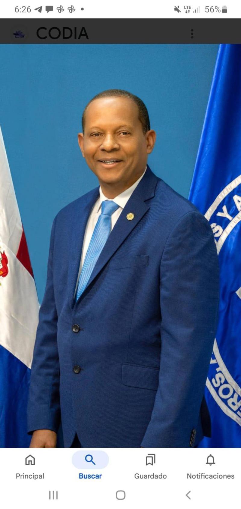 Hombre con bandera dominicana y traje