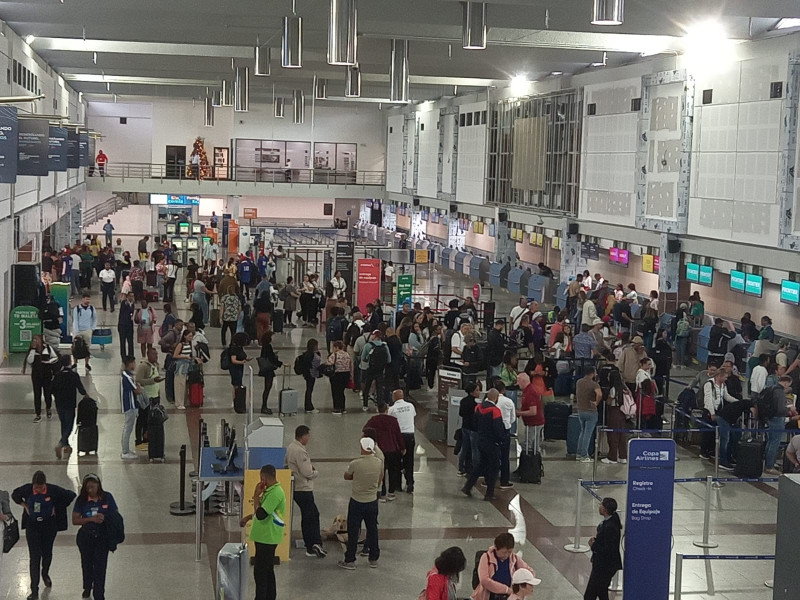 Terminal aeroportuaria llena de pasajeros