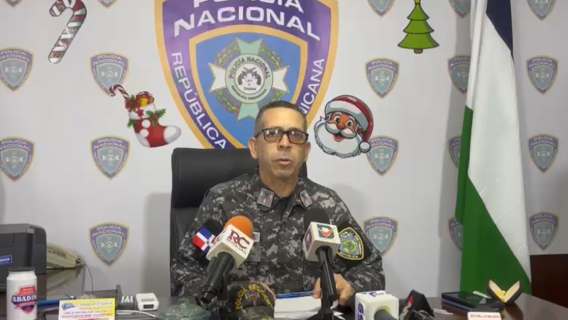 Policía sentado en escritorio