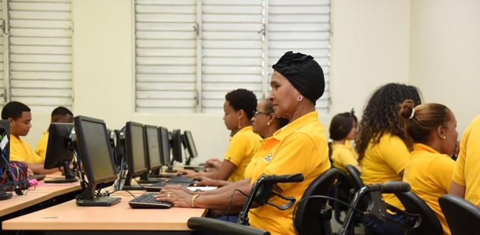 Personas trabajando frente a computadoras