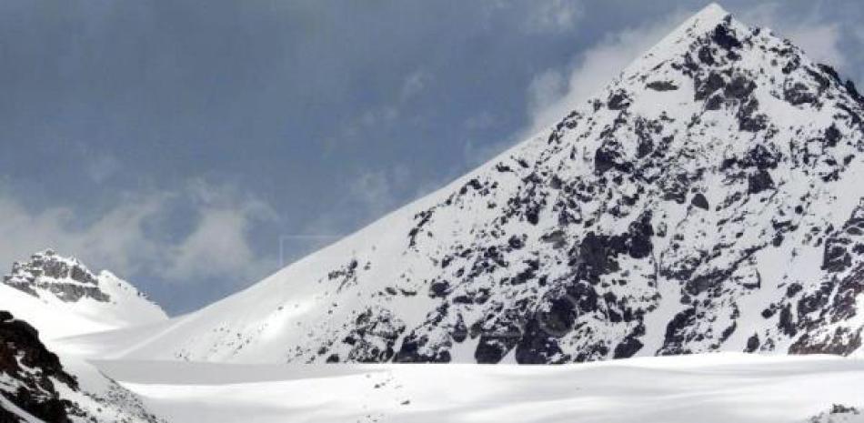 Pico nevado entre nubes