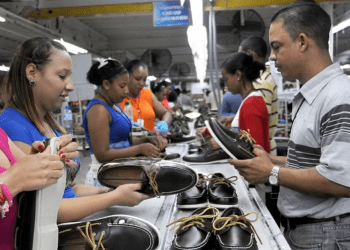 Hombre sostiene zapato en tienda