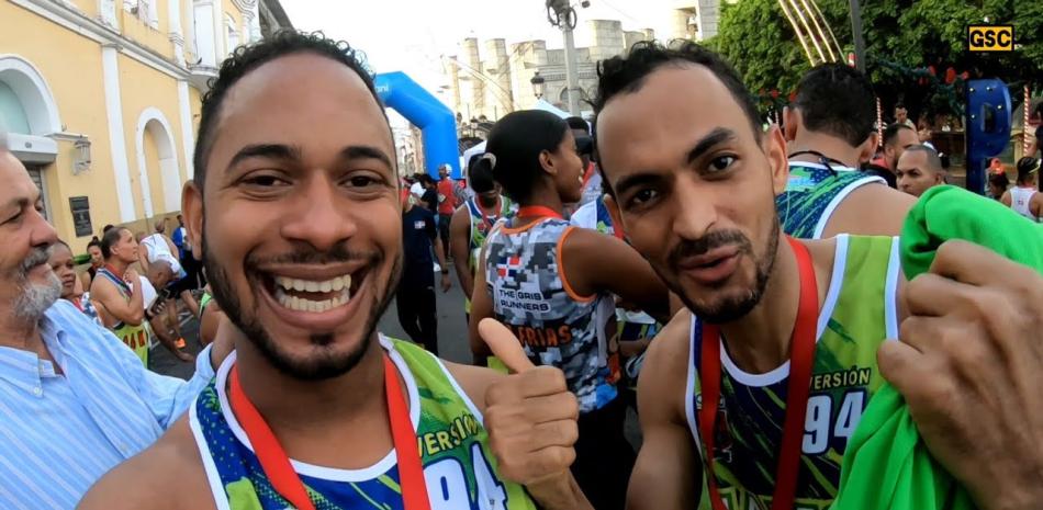 Dos hombres sonrientes tomando selfie