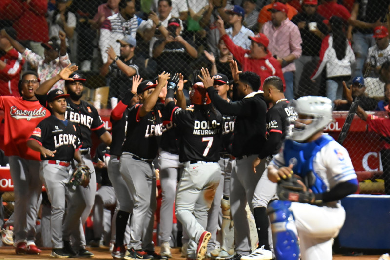 Equipo celebra victoria en béisbol