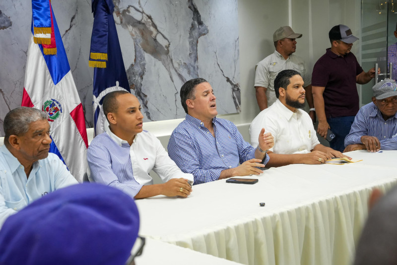 Hombres conversando en mesa redonda