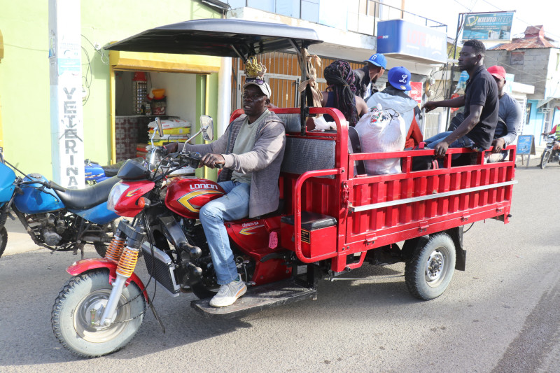 Hombre en scooter motorizado rojo