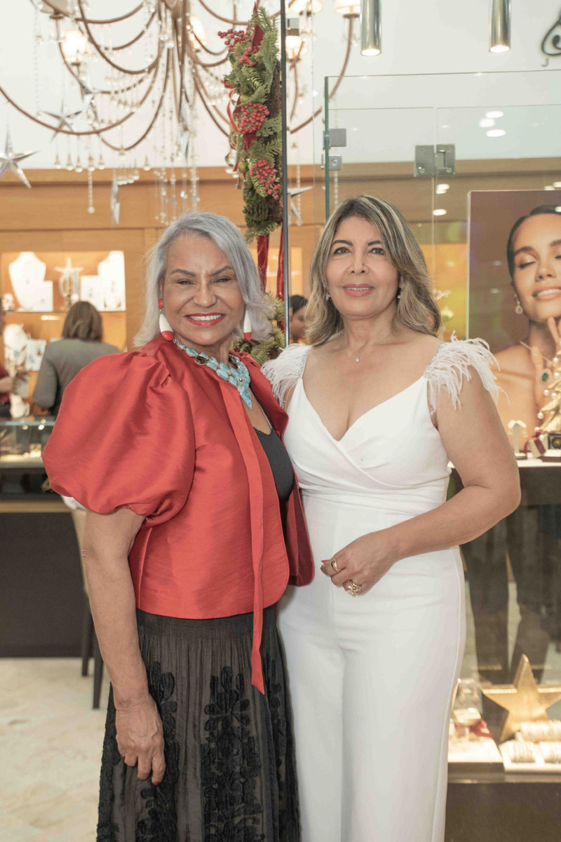 Dos mujeres sonrientes lado a lado