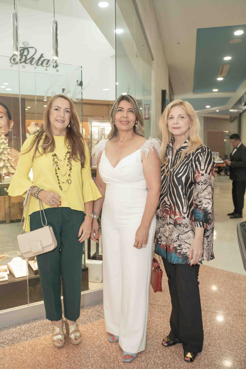 Tres mujeres en vestidos formales