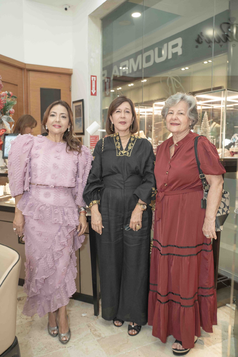 Tres damas vestidas de rojo elegante