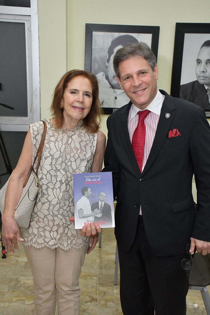 Pareja posando en evento formal