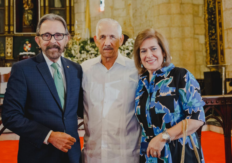 Tres personas rezando en iglesia