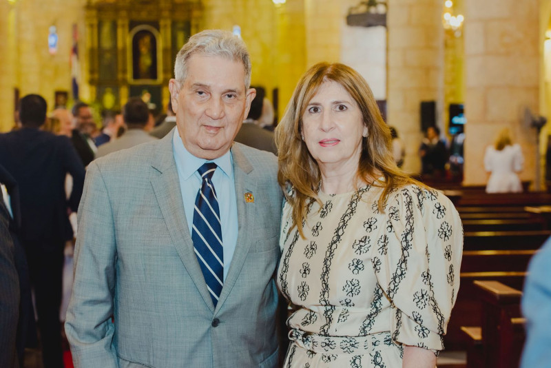 Pareja en ceremonia de iglesia