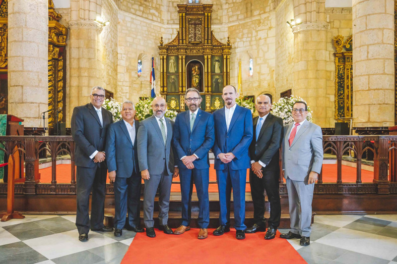 Empresarios reunidos en traje formal