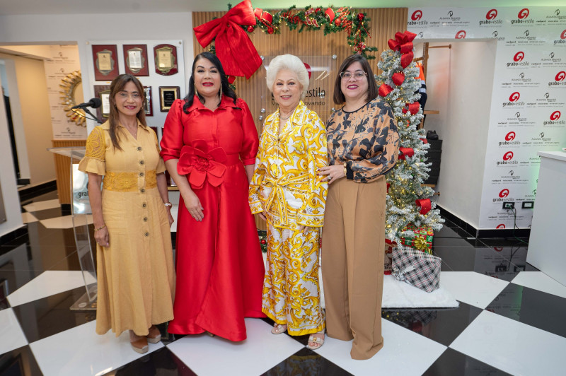 Cuatro mujeres junto al árbol navideño