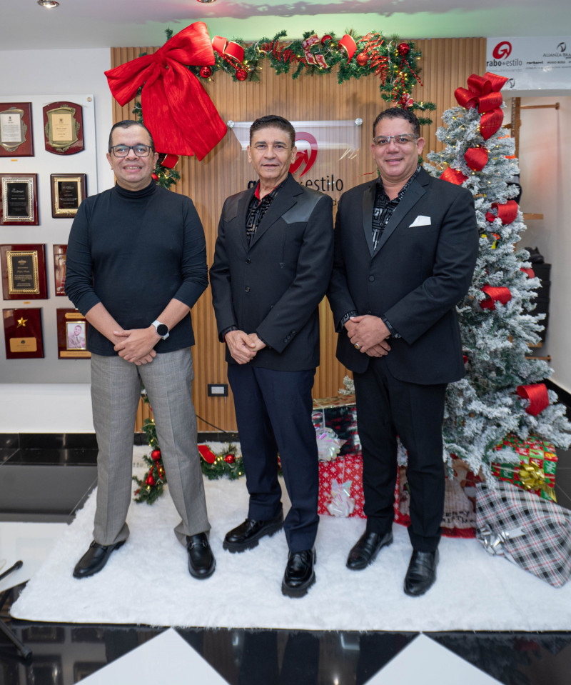 Tres hombres junto a árbol navideño