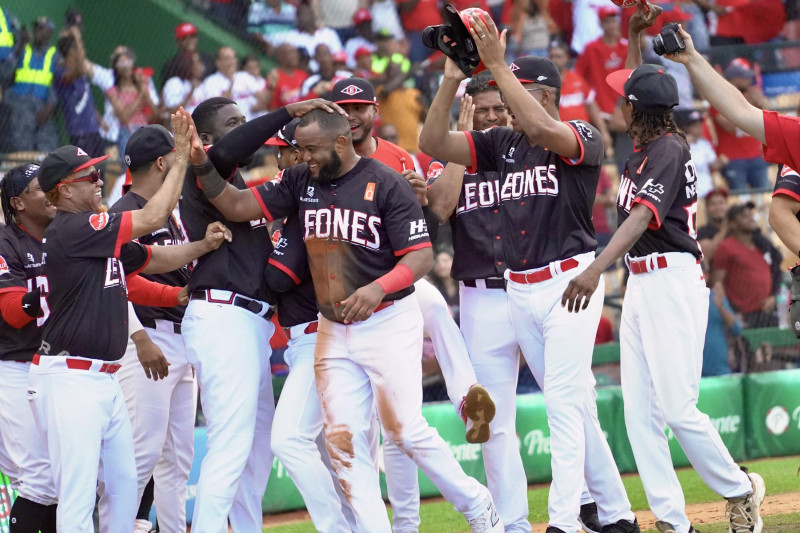 Equipo dominicano celebra victoria beisbol