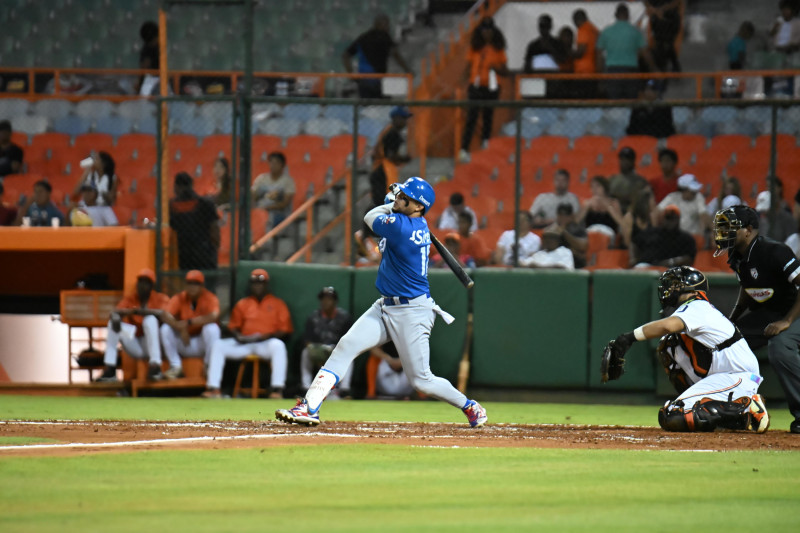 Bateador conecta swing en estadio