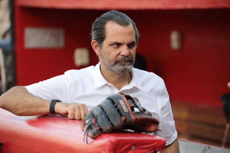 Hombre atrapando pelota con guante