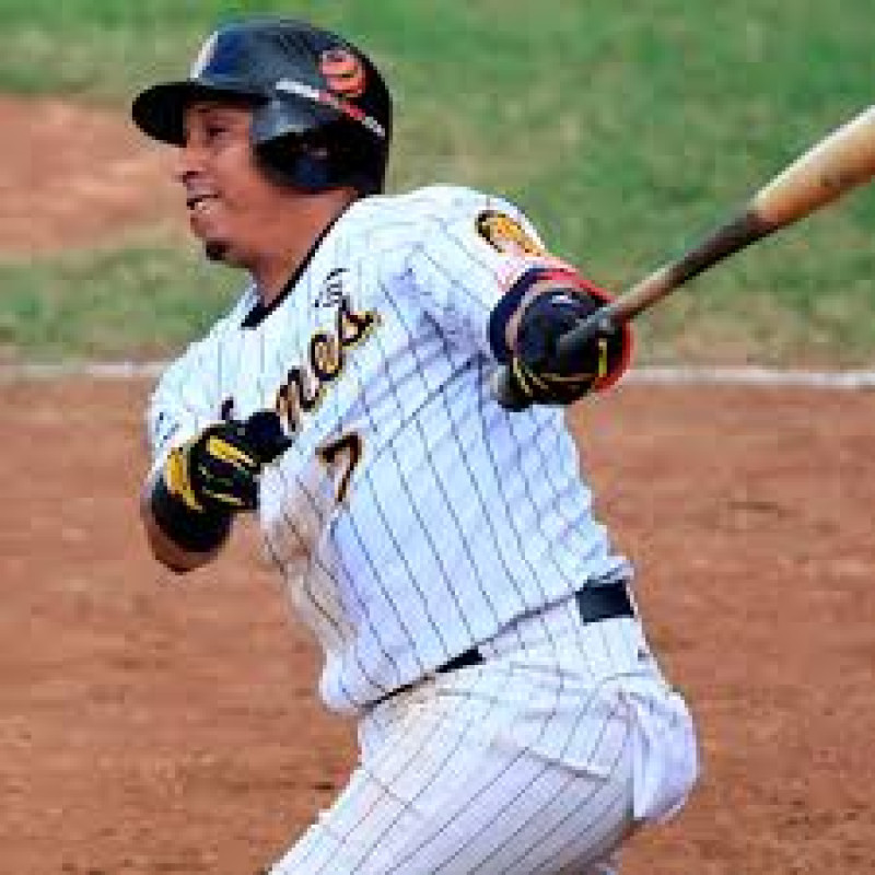 Jugador de béisbol bateando al aire