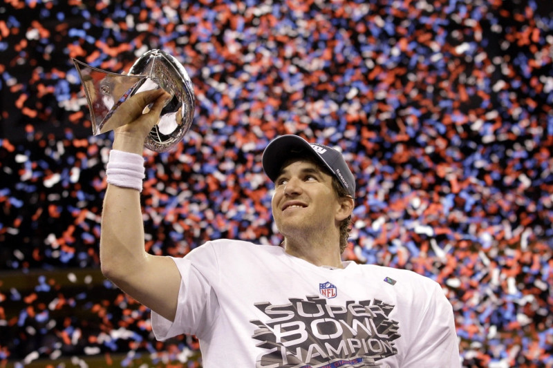 Eli Manning sostiene trofeo Lombardi