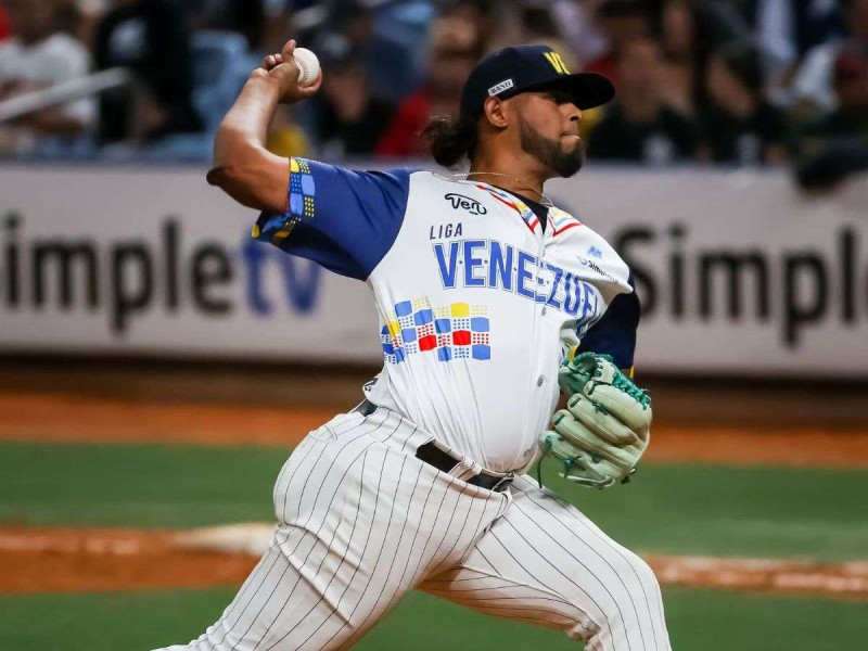 Jugador venezolano bateando en partido