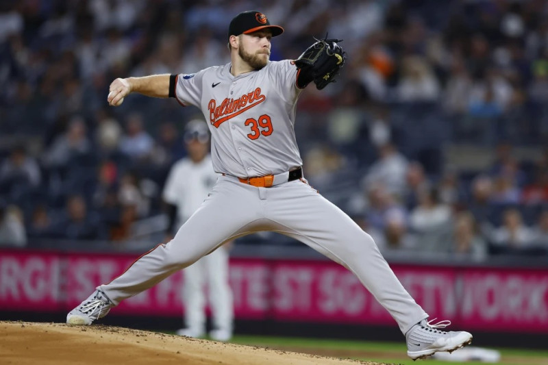 Lanzador de béisbol en pleno pitcheo