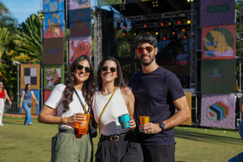 Grupo celebrando en festival navideño