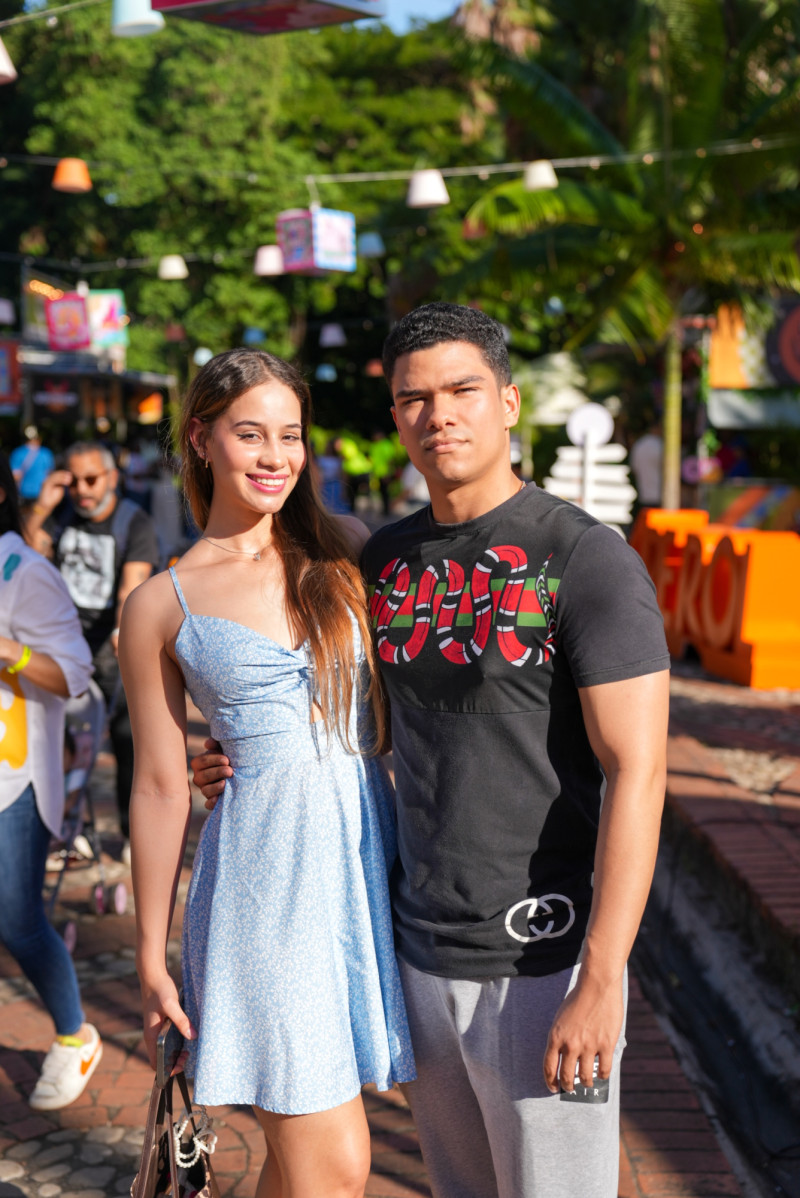 Pareja sonriendo en foto juntos