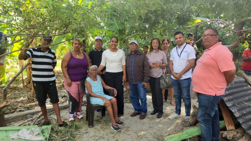 Dominicanos reunidos en área boscosa