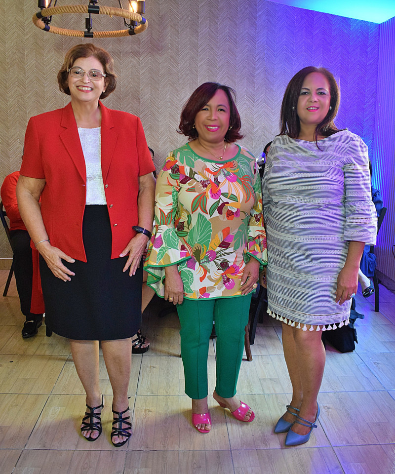 Tres mujeres en reunión formal