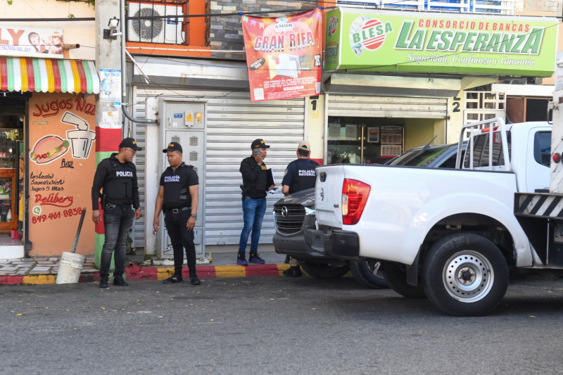 Policías junto a camión accidentado