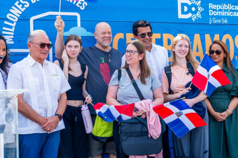 Personas ondeando banderas dominicanas