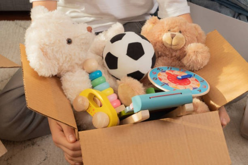 Niño sostiene caja de juguetes