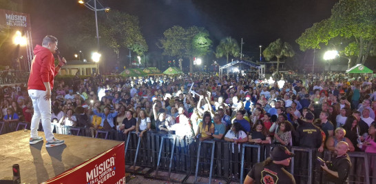 Hombre habla ante multitud en Santo Domingo