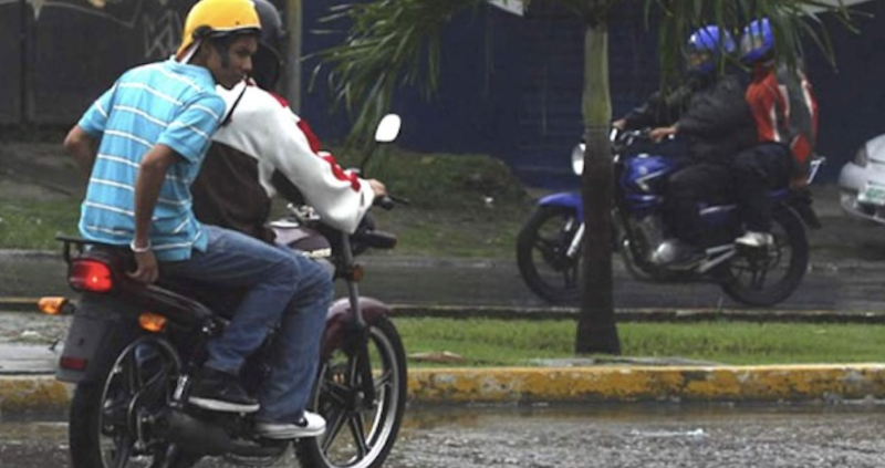 Dos motociclistas en la carretera