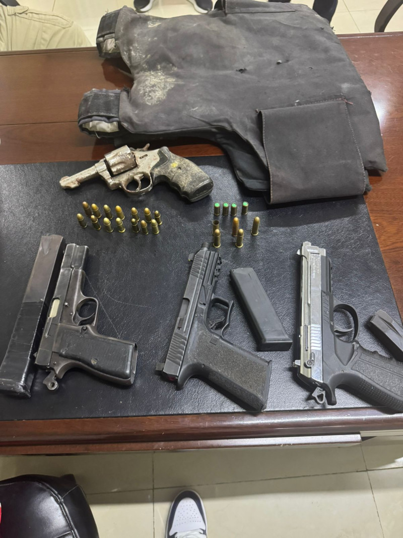 Cuatro pistolas, municiones y chaleco balístico