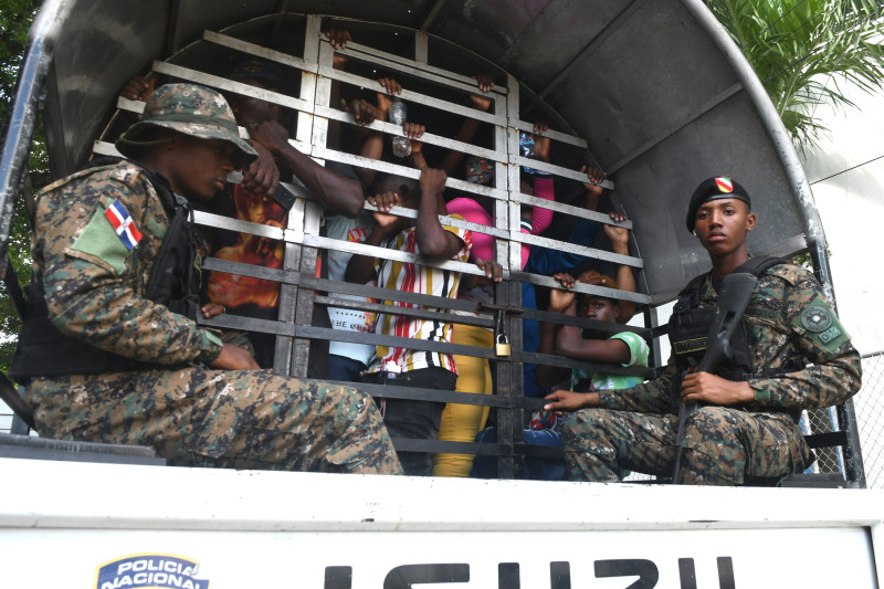 Militares custodian detenidos en camión