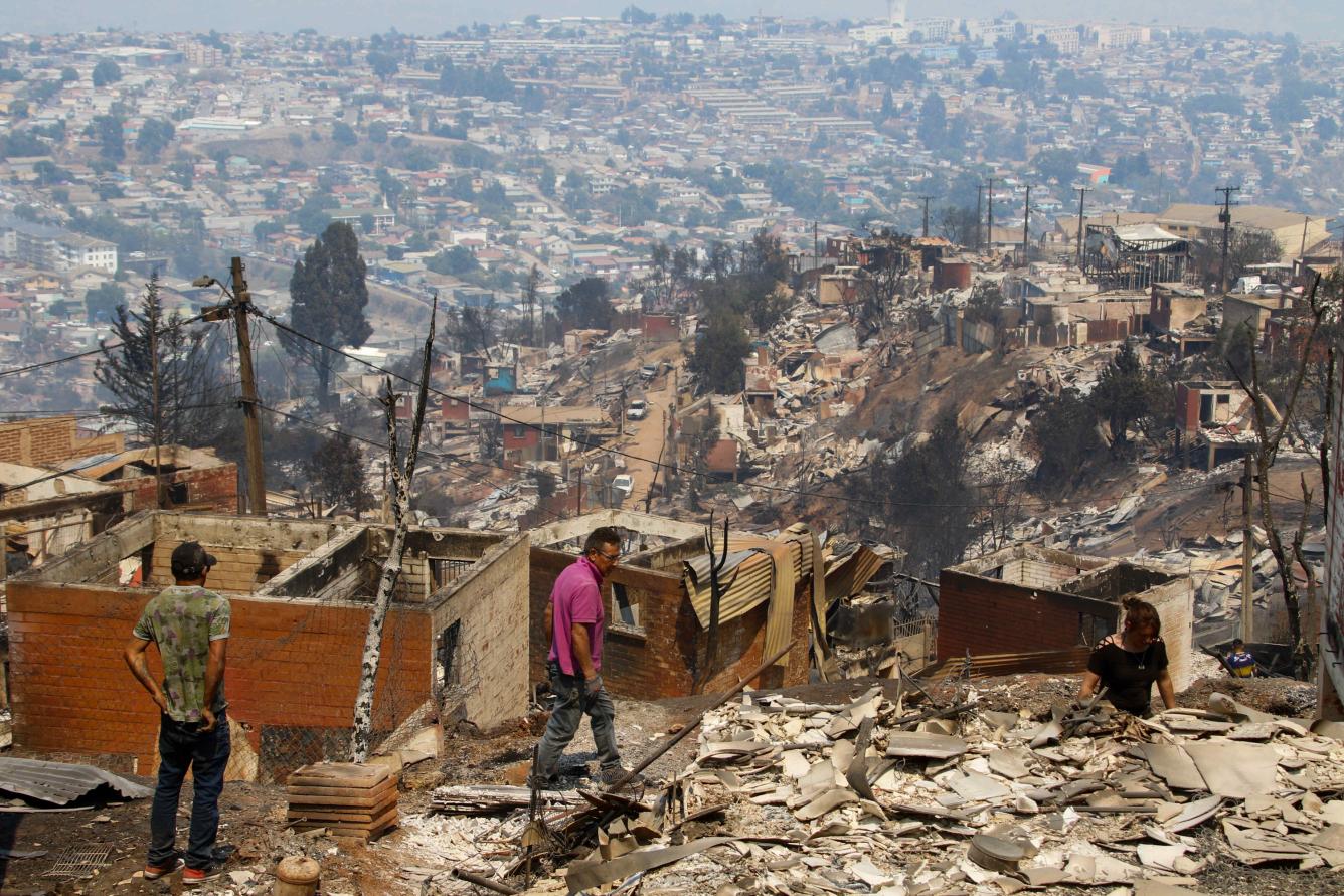 Casas quemadas tras incendio en barrio