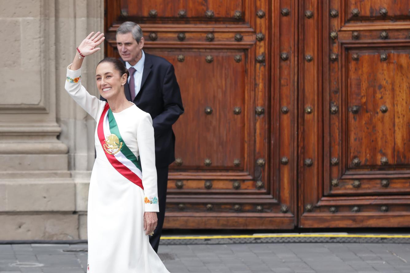 Mujer con vestido blanco sonríe elegantemente