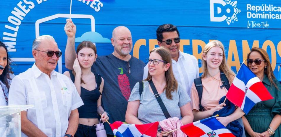 Personas con banderas en manifestación dominicana